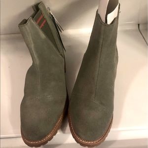 New with tags. TOMS Cleo Chelsea book. Olive green